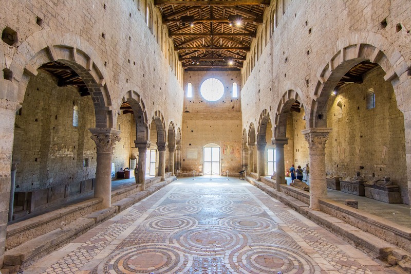 Tuscania interno san pietro