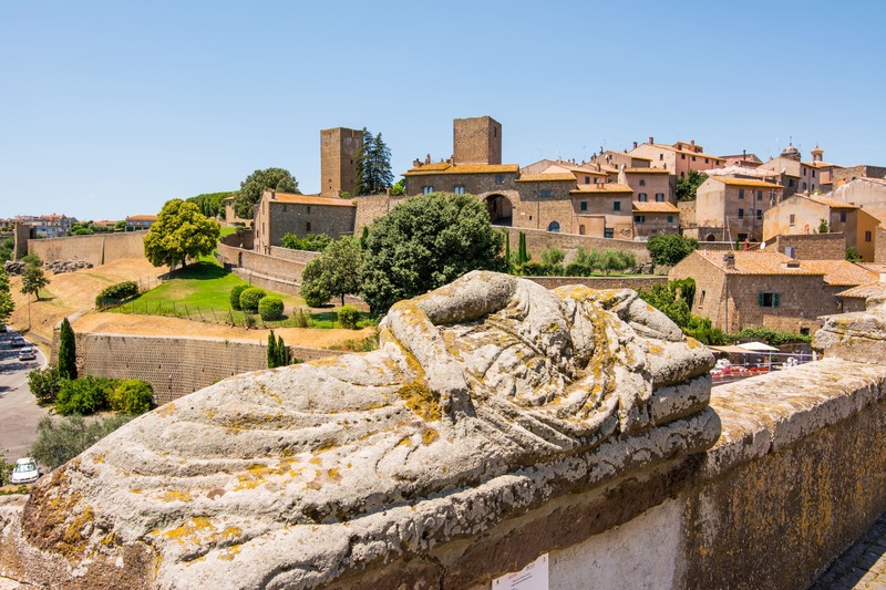Tuscania, statua stesa