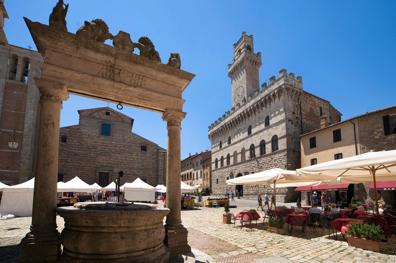 Piazza Grande, Palazzo Comunale e pozzo.