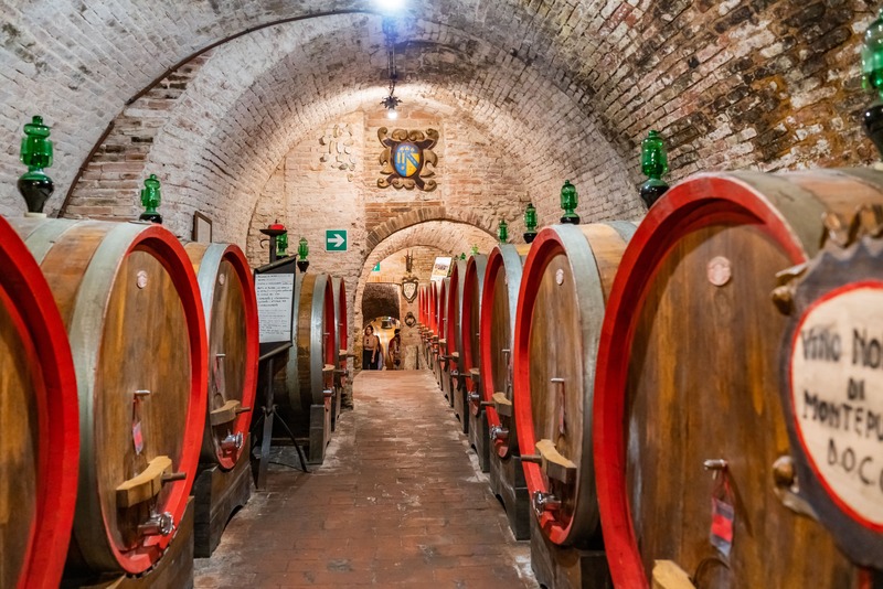 Montepulciano botti di vino in cantina