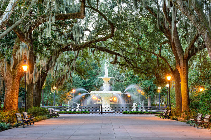 Savannah -Forsyth Park, viale alberato, luci calde e fontana bianca al centro