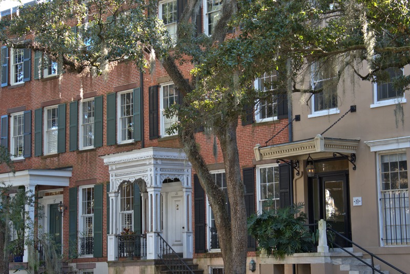Savannah Jones Street, case eleganti con mattoni arancioni e alberi