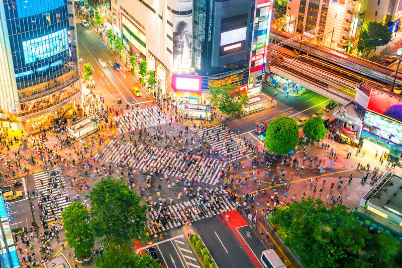 Shibuya dall'alto, incrocio, folla e grattacieli