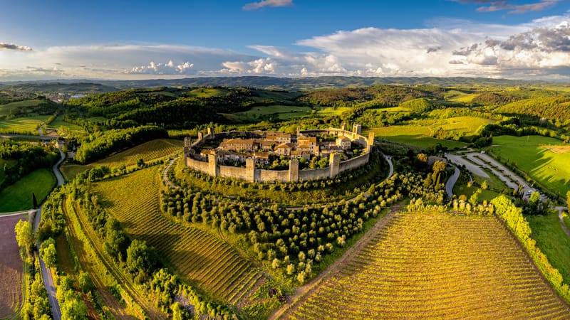 Monteriggioni in poche ore: le tappe che rendono speciale il borgo: La nebbia avvolge il storico Castello di Fosdinovo in…