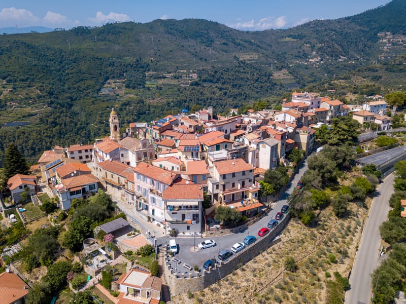 Seborga, il borgo ligure dove storia e identità lasciano il segno: Una vista aerea mozzafiato di Vernazza con edifici…